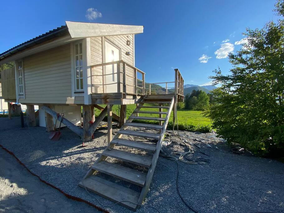 Minihus Med Drommeutsikt Til Sunnmorsalpene Apartment Aure  Exterior photo